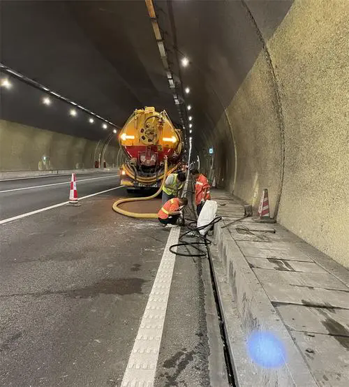 潜江隧道排水渠清淤